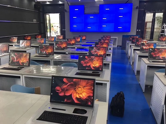 監(jiān)控臺(tái)